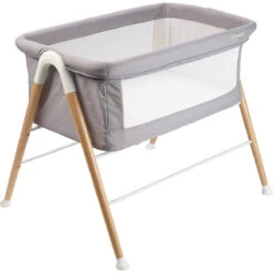 Babygo Goodnight Grey Wieg 4361 14 Babygo Goodnight Grey Wieg 4361 -BabyGo Verkoopwinkel babygo goodnight grey wieg aan bed 2