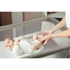 Babygo Goodnight Beige Wieg 4362 -BabyGo Verkoopwinkel babygo goodnight wieg aan bed sfeer 2 1