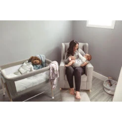 Babygo Goodnight Beige Wieg 4362 -BabyGo Verkoopwinkel babygo goodnight wieg aan bed sfeer 3 1