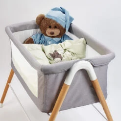 Babygo Goodnight Beige Wieg 4362 -BabyGo Verkoopwinkel babygo goodnight wieg aan bed sfeer 4 1
